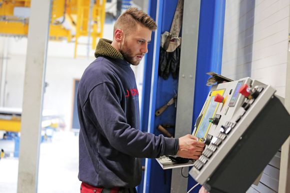 Arbeiten mit Beton: Verfahrensmechaniker sind für das Bedienen komplexer Anlagen und Maschinen verantwortlich.