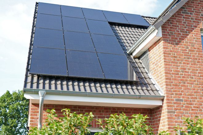Grünen Strom selbst gewinnen: Solaranlagen für das Dach oder den Balkon bringen nachhaltige Einsparungen bei den Kohlendioxid-Emissionen mit sich.