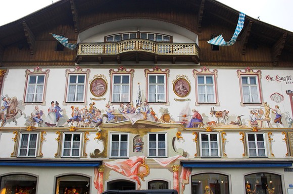 Viele Gebäude älteren Baujahres strahlen einen ganz individuellen Reiz aus. Wenn die Fassade nicht verändert werden soll oder darf, ist die Innendämmung eine interessante Alternative.