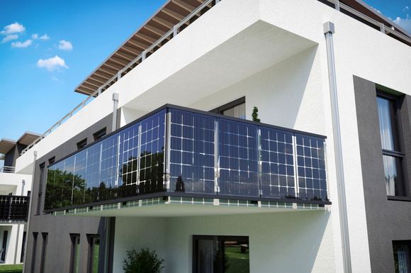 Selbst die Balkonverkleidung lässt sich mit Solarkomponenten noch in ein kleines Öko-Kraftwerk verwandeln.