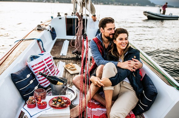 Den magischen Moment bei einer Bootstour im Mondschein erleben: Dabei geht es durch die schönsten Landschaften Deutschlands, auf die man vom Wasser aus eine ganz spezielle Perspektive genießt.