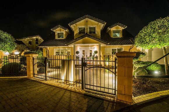 Mit dem richtigen Licht wird der Außenbereich des Hauses zu einer echten Visitenkarte, bei der Zufahrt, Wege, Gebäude und Grünflächen wirkungsvoll in Szene gesetzt werden.