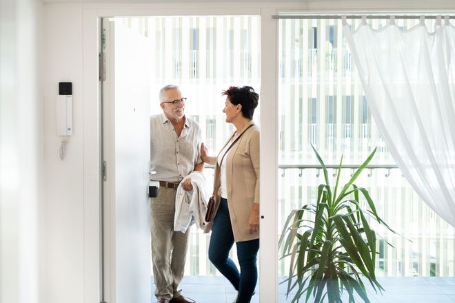Die Eltern kommen und niemand ist zu Hause? Auch Mieter im Mehrparteienhaus können Gästen aus der Ferne Einlass gewähren.