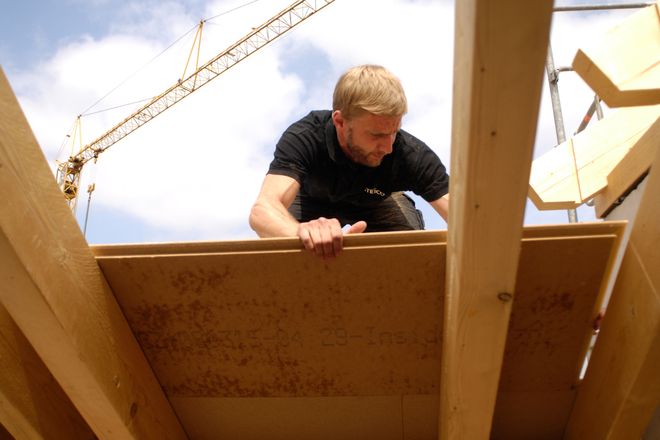 Eine Dämmung mit Holzfasermaterialien ist nicht nur ökologisch sinnvoll - sie zahlt sich vor allem an heißen Sommertagen als Hitzeschutz aus.