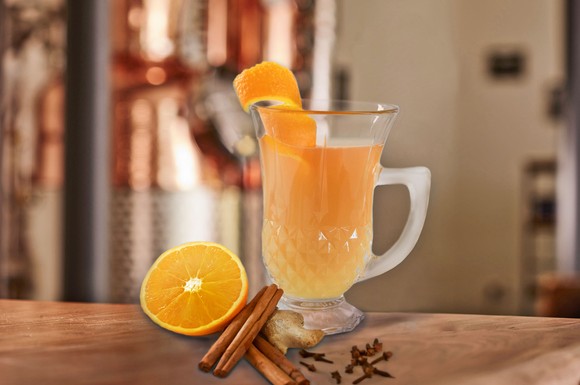 Ein Sloe Gin mit winterlichen Zutaten wie Orangen, Gewürznelken und Zimtstangen passt perfekt in die kalte Jahreszeit.