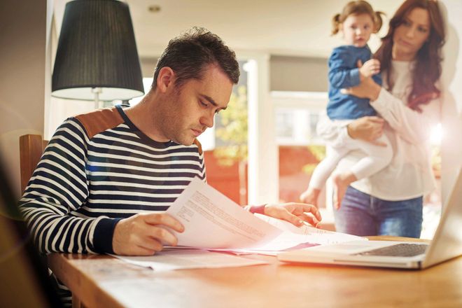 Einkommenseinbußen aufgrund von Kurzarbeit oder ein drohender Jobverlust belasten viele Familien.