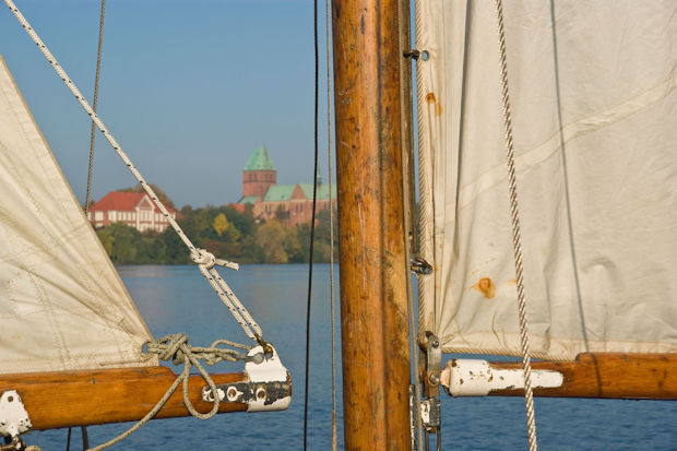 Rund um die Dom- und Inselstadt Ratzeburg gehören weiße Segel zum Blau der Seen und zum Grün der Ufer.