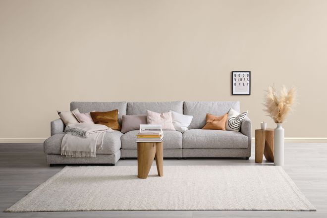 Behaglich in Beige: Warme Farbtöne von den Wänden bis zur Möblierung holen Gemütlichkeit ins Zuhause.