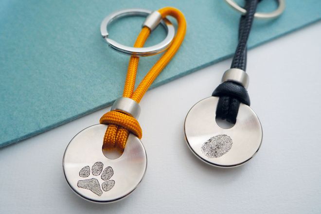 Schmuckstücke wie Anhänger mit Finger- oder Pfotenabdrücken können an Menschen und Tiere erinnern.