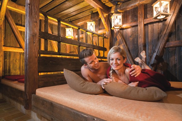 In aller Ruhe entspannen lässt es sich etwa im Sauna-Bergdorf in einem der fünf exklusiv ausgestatteten Relax-Chalets, in denen man Komfortliegen für einen ganzen Tag buchen kann.