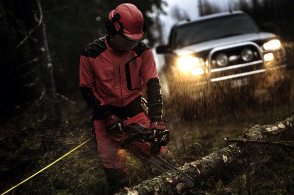 Wer selbst zum Holzmachen in den Wald fährt, braucht leistungsstarkes Werkzeug. Hier spielen robuste Kettensägen mit Benzinantrieb ihre Vorteile aus.
