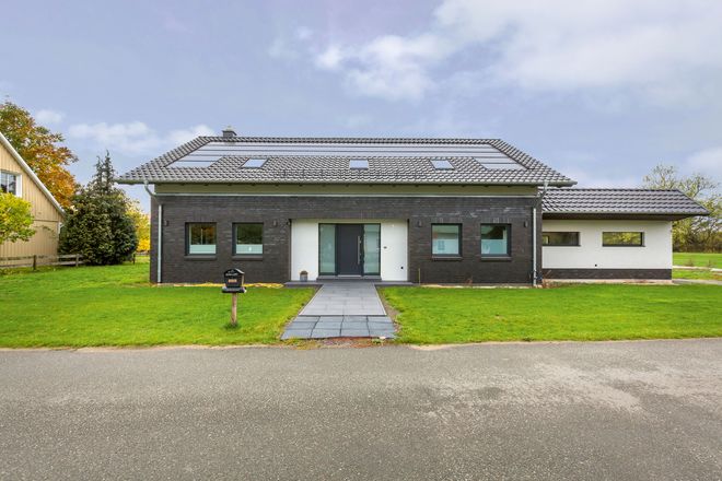 Dieses neue KfW-40plus-Einfamilienhaus ist Baujahr 2018. Die Solaranlage produziert 15.500 Kilowattstunden pro Jahr. Der Eigenstromverbrauch beträgt 10.500 Kilowattstunden. Der Mehraufwand für die Zero-CO2-Technik amortisiert sich in 14 bis 16 Jahren.