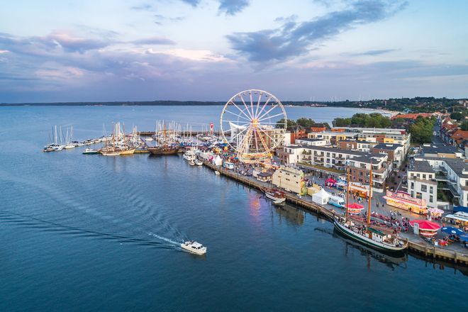 Blick auf den malerischen Hafen von Eckernf&ouml;rde mit dem Riesenrad an der Hafenspitze.