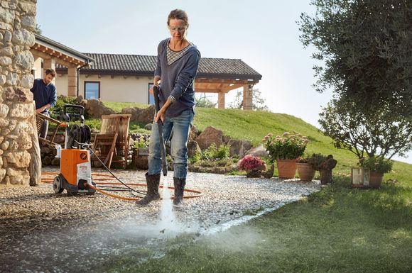 Großreinemachen im Freiluft-Wohnzimmer: Nach der langen Wintersaison hat der Garten einige Pflegeeinheiten nötig - bis hin zum gründlichen Reinigen von Terrasse und Gartenwegen.