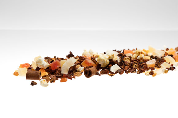 Der magenmilde Früchtetee "Knusperhäuschen" enthält neben leckeren Fruchtstücken auch Popcorn, gebrannte Mandeln, Kokos-Chips und Zimtstangen.