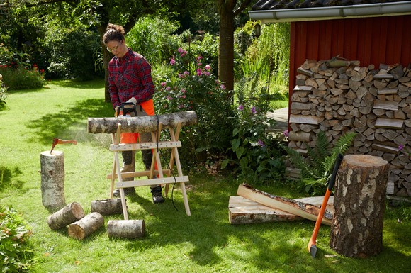 Brennholz "ab Waldstraße", welches viele Revierförstereien zum Kauf anbieten, kann direkt abtransportiert und im eigenen Garten auf die richtige Länge gebracht werden.