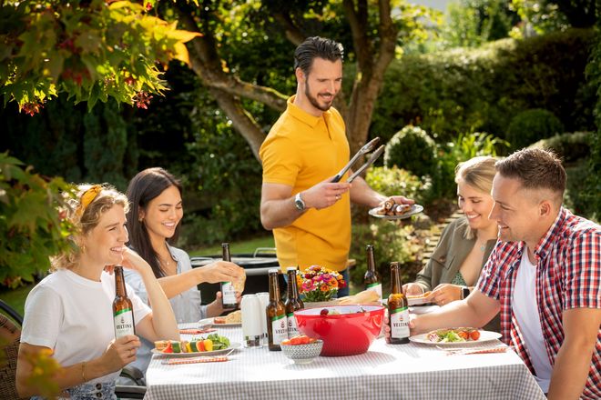 Am Grill muss längst nicht mehr ein Mann stehen - auch Frauen haben großen Spaß an der feurigen Zubereitung von Speisen. Wichtig für alle Grillmeisterinnen und Grillmeister ist die richtige Vorbereitung und das passende Zubehör.