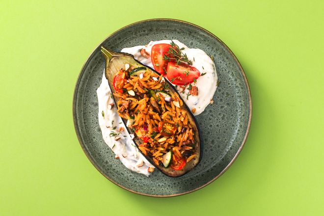Der Dip-Klassiker verfeinert die kühle Jahreszeit: gefüllte Aubergine mit griechischen Nudeln, Mandeln und Zaziki.