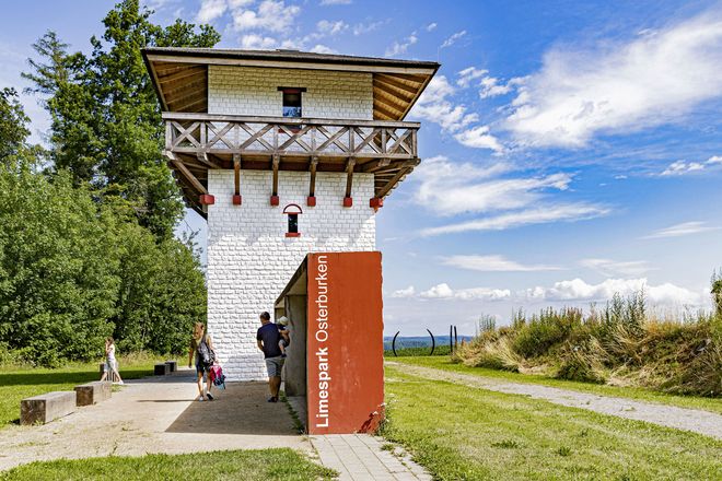 Der Limespark Osterburken vermittelt einen Blick in die römische Vergangenheit. Der begehbare Nachbau eines Wachtturms und die Reste des freigelegten Kastells Osterburken geben einen guten Einblick in das Leben der Römer.