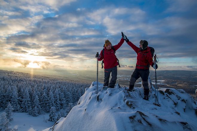 Auf den Gipfeln im Harz liegt im Winter oft Schnee, wenn das Flachland noch regennass und grau ist.