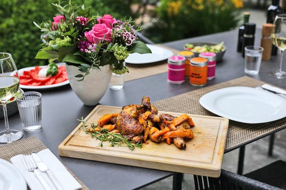Unser Grillrezept-Tipp: Hähnchenschenkel mit "African Rub" und Mango.