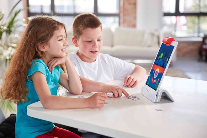 Selbstbestimmt lernen - Spielsteine und Bewegungen des Kindes erwachen auf dem Tablet zum Leben.