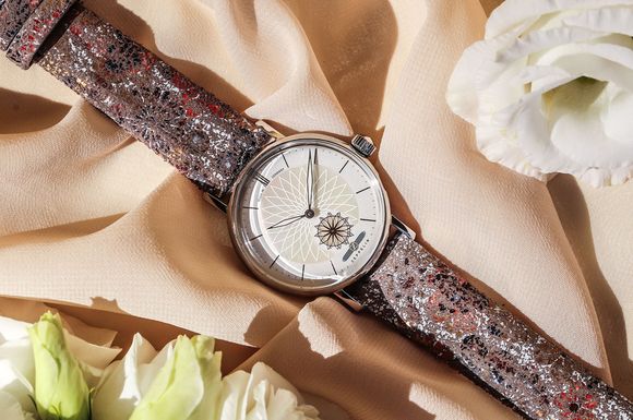 Ein Mandala-Motiv findet sich auf dem Zifferblatt der neuen Damenarmbanduhr wieder.