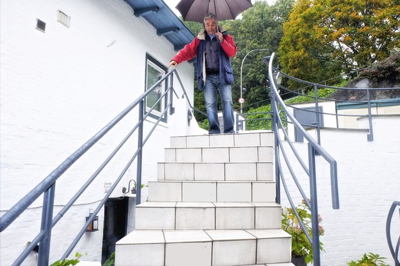 Hausbesitzer müssen Vorkehrungen treffen, dass von ihrem Grundstück keine Gefahren für andere ausgehen.