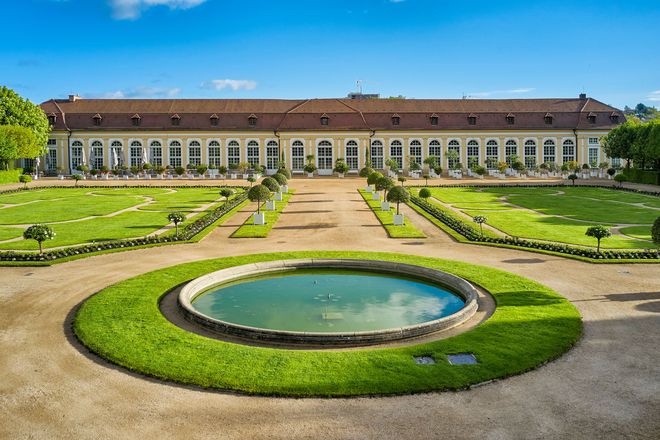Zu sehen sind hier die Orangerie und der Hofgarten von Ansbach.