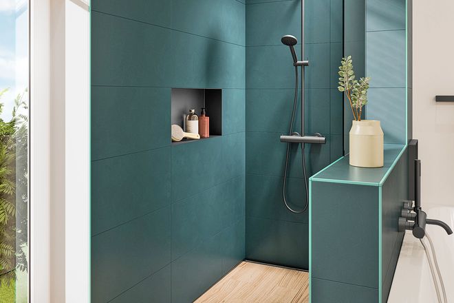 Praktische Elemente wie die Design-Nische in der Wand im Duschbereich sorgen für ausreichend Ablagemöglichkeiten und setzen optische Akzente.