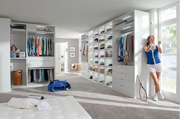 Nicht lange suchen, sondern einfach finden: Ein begehbarer Kleiderschrank sorgt für mehr Überblick über die eigene Garderobe.