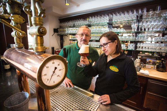 Einen Teil der Produktion verkauft Isabella Mereien nach wie vor als Zapfbier im Gasthof in Memmelsdorf bei Bamberg, welchen ihr Vater Hans-Ludwig Straub bereits geführt hat.