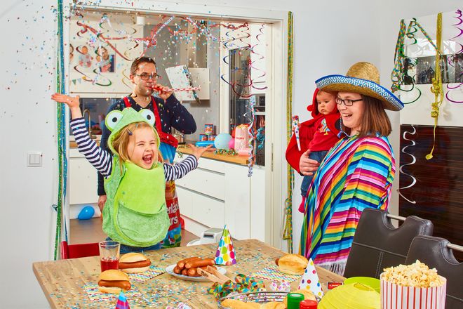 Im Familienkreis darf auch 2021 mit Spaß und Fantasie ein bisschen Karneval gefeiert werden.