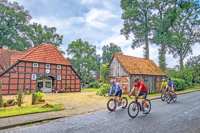 Im weitläufigen Landkreis Rotenburg (Wümme) führen die Rennradtouren durch urige Dörfer ohne Ampeln oder enge Gassen.