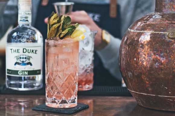 Gin Tonic mal anders: Mit aromareichen Zutaten erhält der Longdrink-Klassiker eine individuelle Note.