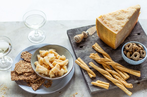 Der norditalienische Parmesankäse passt auch sehr gut zu salzigem Fingerfood.