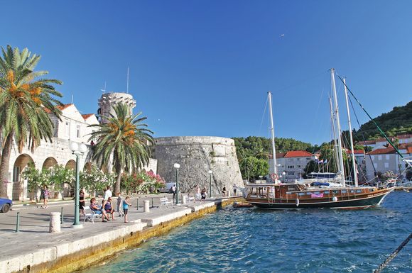 Die sehenswerte mittelalterliche Altstadt von Korcula ist vom Hafen aus in ein paar Gehminuten erreicht.