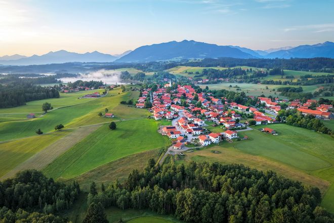 Bad Bayersoien: Ein Markenzeichen des Ortes sind die rot leuchtenden Ziegeldächer in voralpiner Bilderbuchlandschaft.
