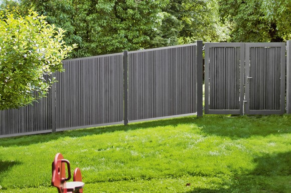Ein Zaun mit individuellem Look: Das Holzverbundmaterial bringt mit seiner lebendigen Marmorierung besondere Akzente in jeden Garten.