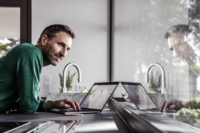 Die Fahrt in den Urlaub kann ruhig geplant werden, denn das Haus ist durch smarte Sensoren geschützt.
