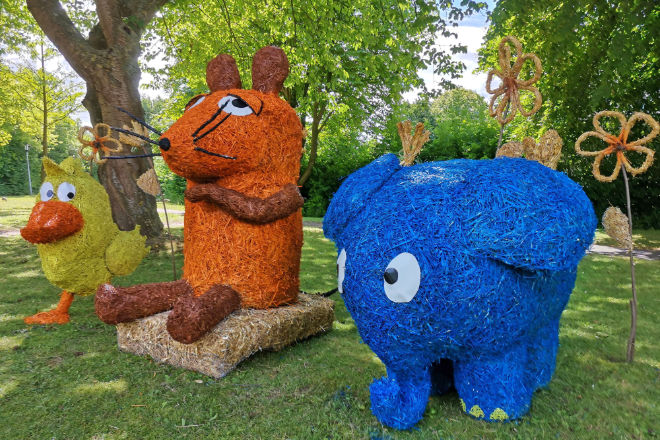 Maus, Elefant und Ente: Auch die bekannten Fernsehfiguren aus der "Sendung mit der Maus" wurden bei den Korntagen 2022 als Strohskulpturen dargestellt.