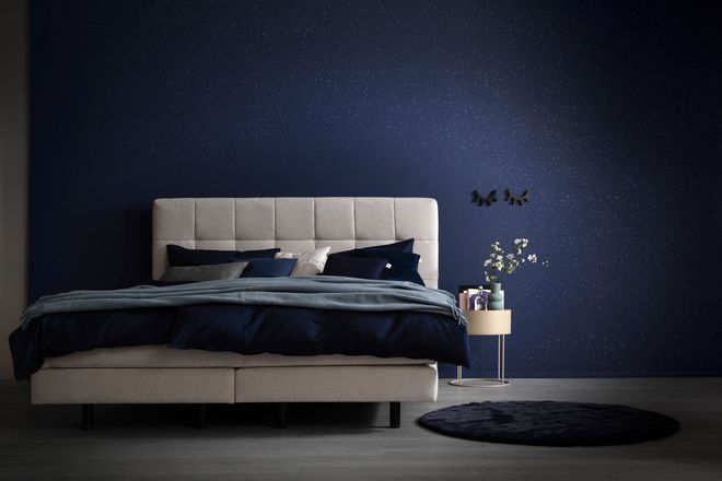 Schlafen wie unter dem Sternenhimmel: Die nachtblaue Glimmerfarbe begleitet sanft in s&uuml;&szlig;e Tr&auml;ume.