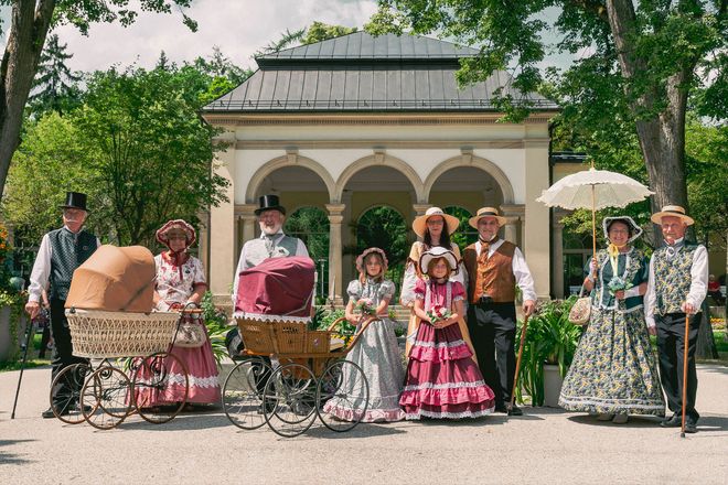 Vor historischer Kulisse wird die Biedermeierzeit in Bad Steben wieder lebendig.