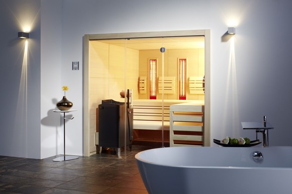 Komfortable Extras wie eine Infrarotkabine machen aus dem Badezimmer eine private Wellness-Oase.
