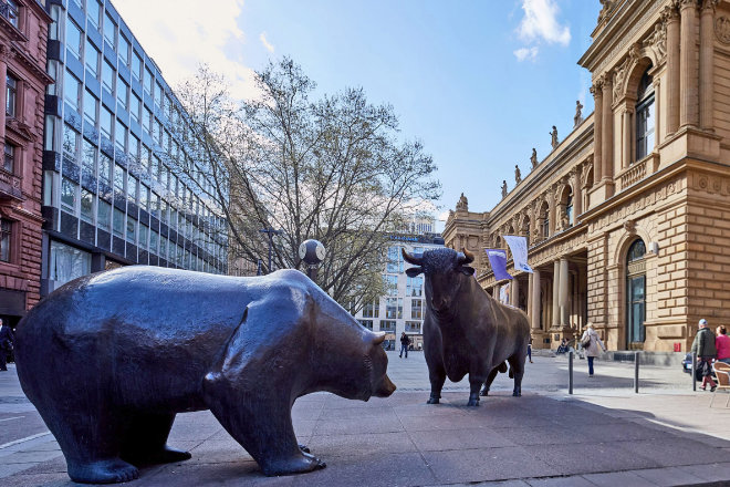 Meistens gewinnt der Bulle: Seit der Einführung des Dax im Jahr 1988 hat der Index den Anlegern jährlich rund acht Prozent Rendite beschert. Per ETFs kann man am Dax partizipieren.