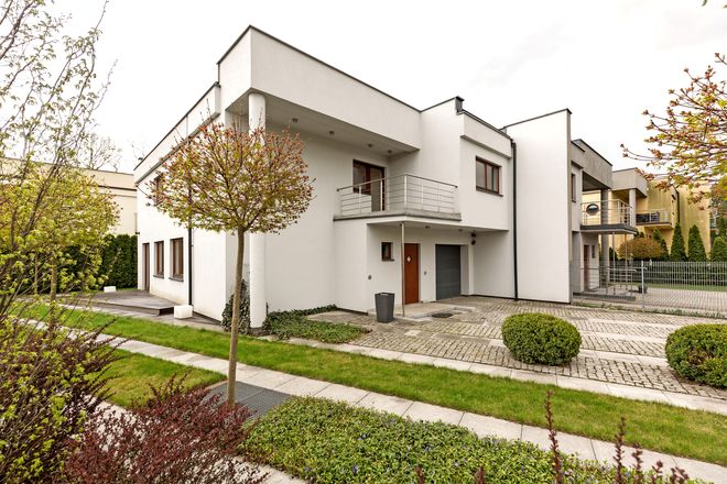 Im neuen Eigenheim eine Einliegerwohnung als zweite Wohneinheit einzuplanen, kann sich lohnen, z. B. zur finanziellen Entlastung durch Mieteinnahmen, als Wohnraum für Familienmitglieder oder als frühzeitig geplanter Altersruhesitz.