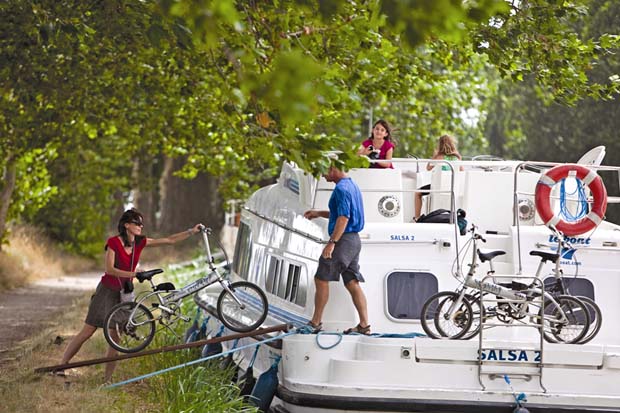 Ein Familienurlaub mit dem Hausboot ermöglicht Ferien mitten in der Natur. Jeden Tag kann etwas Neues unternommen werden, Radausflüge sind ebenso möglich wie gemütliche Sonnenbäder an Deck.