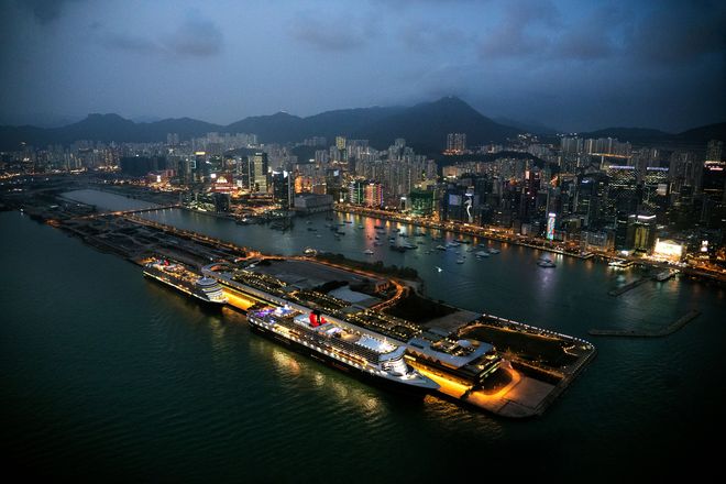Hongkong bei Nacht: Die chinesische Sonderverwaltungszone zählt zu den Metropolen, die der Ocean Liner Queen Mary 2 bei seiner großen Weltentdeckerreise ansteuern wird.