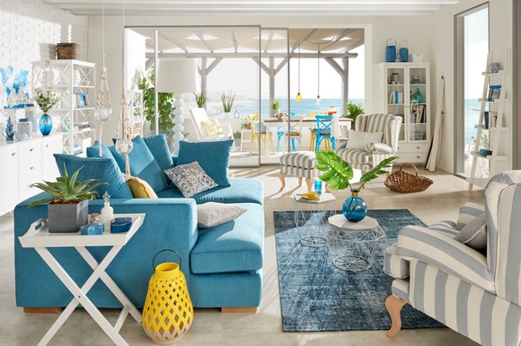 Für einen sommerlichen Frischekick bei Möbeln und Accessoires sorgen die Farben Blau, Gelb und Türkis.