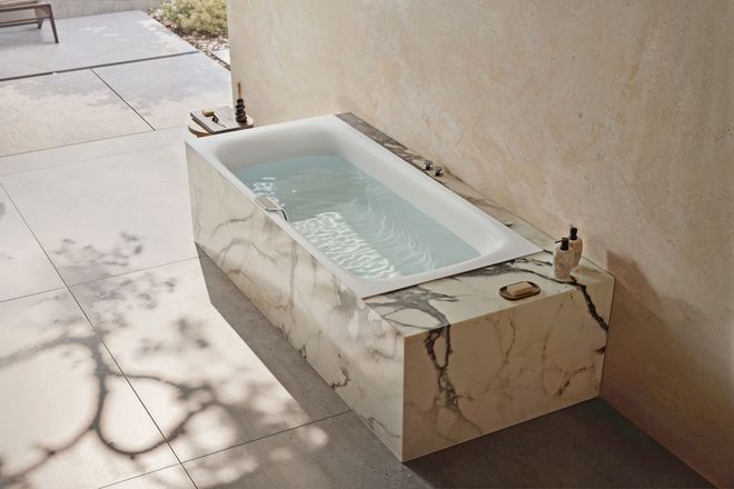 Tiefe Entspannung finden: Mit Infrarotw&auml;rme, Ambientebeleuchtung und einem unsichtbaren Soundsystem wird das Wannenbad zum Wellnessmoment.